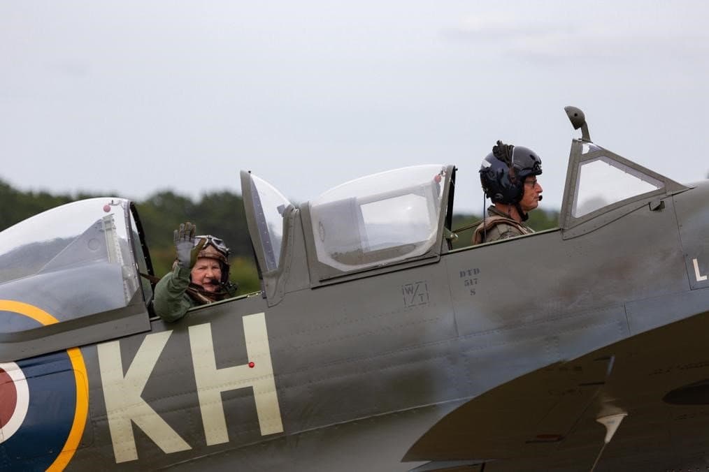 91-year-old Fulfills Lifelong Dream Of Flying In Spitfire Warplaneā
ā