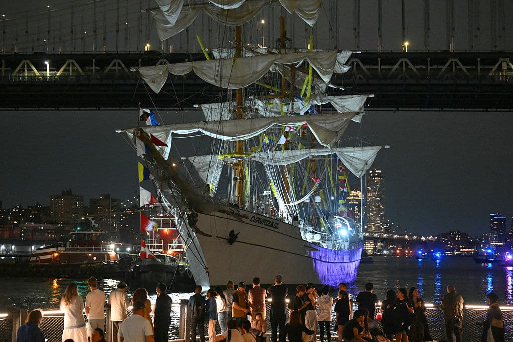 2 Confirmed Dead As Mexican Ship Hits Brooklyn Bridge