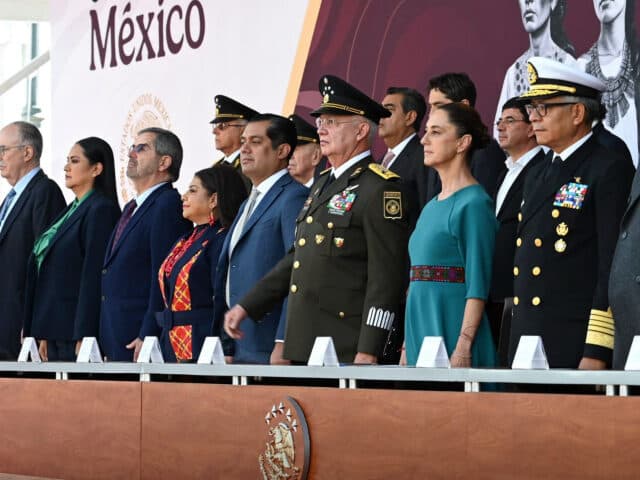 General Mexicano Ligado a Cárteles Fue Invitado a Evento Junto a Presidenta de México