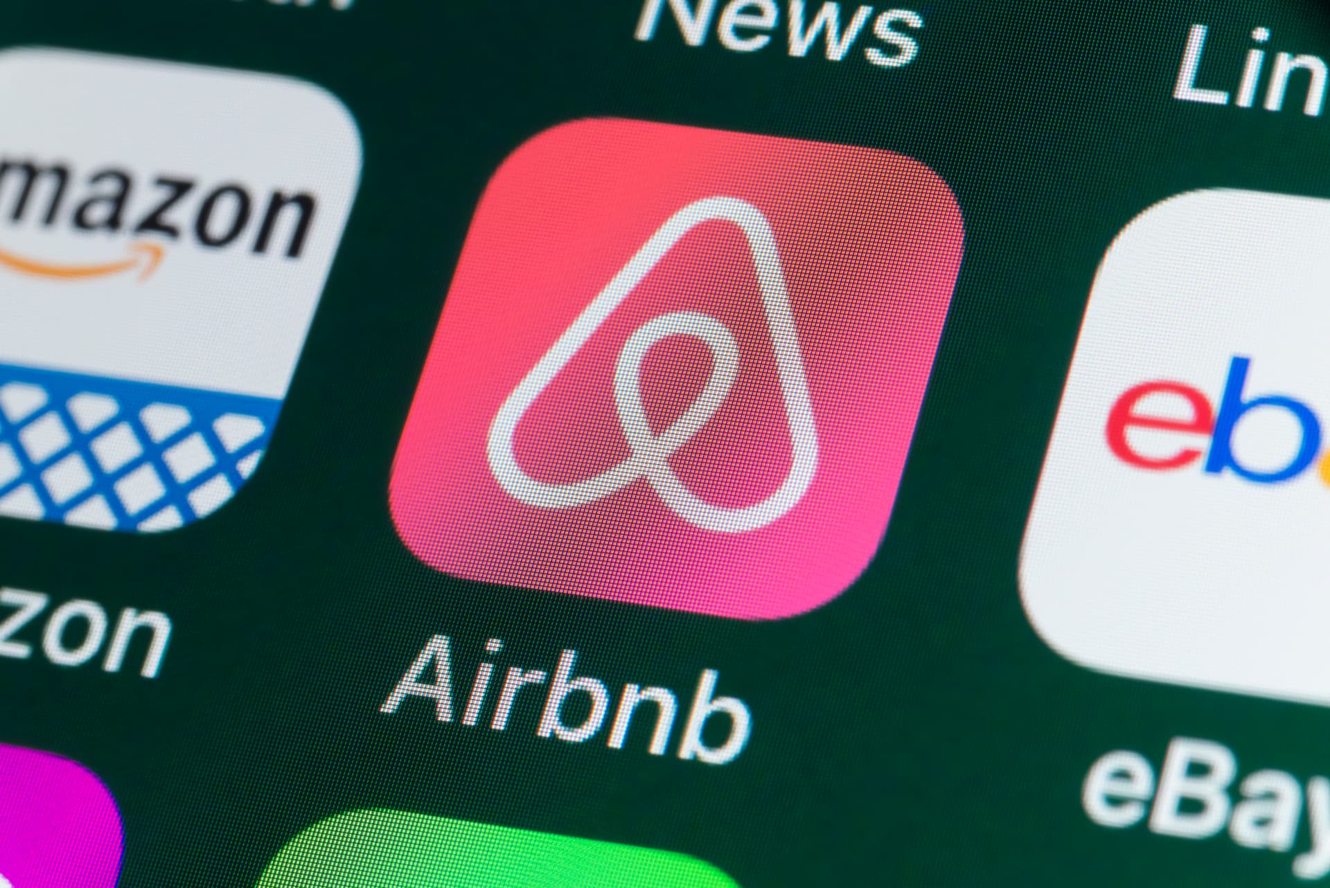 Airbnb Apologizes After âSuperhostâ Is Accused Of Using AI-Doctored Photos To Claim Thousands In Damages