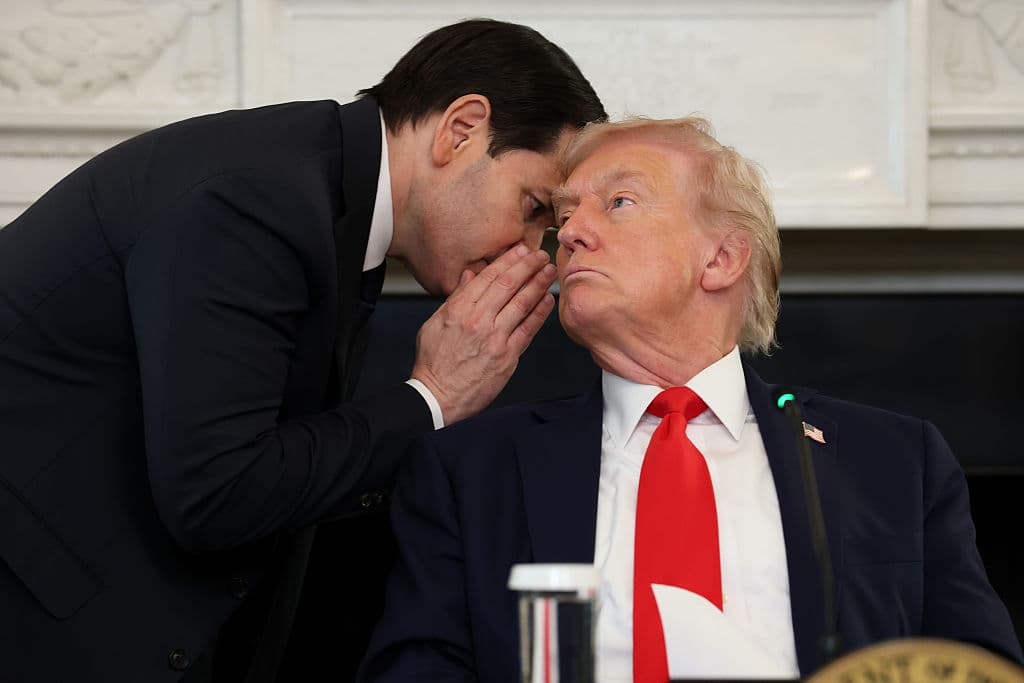 Rubio Hands Trump Note Before Peace Deal Announcement
