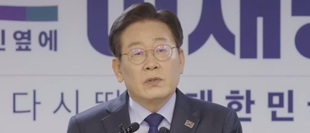 South Korea Gives Trump A Literal Crown Weeks After āNo Kingsā Rallies