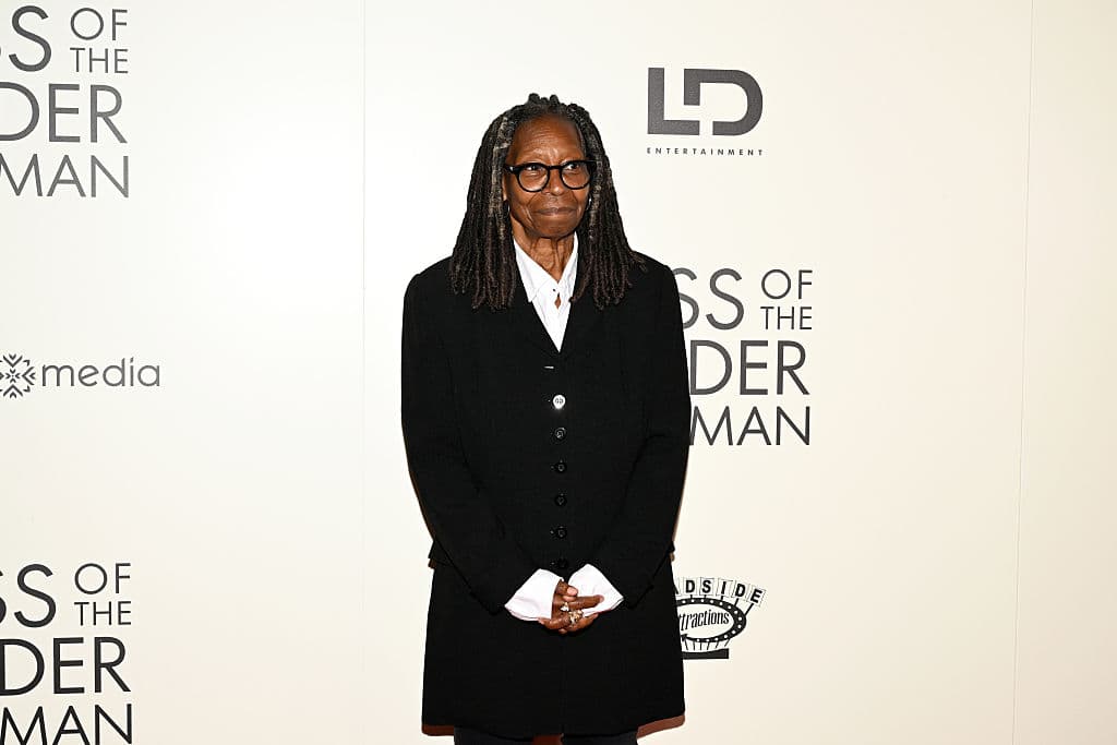 Whoopi Goldberg Tears Up Note on âThe View,â Defends Trump Autopen Joke