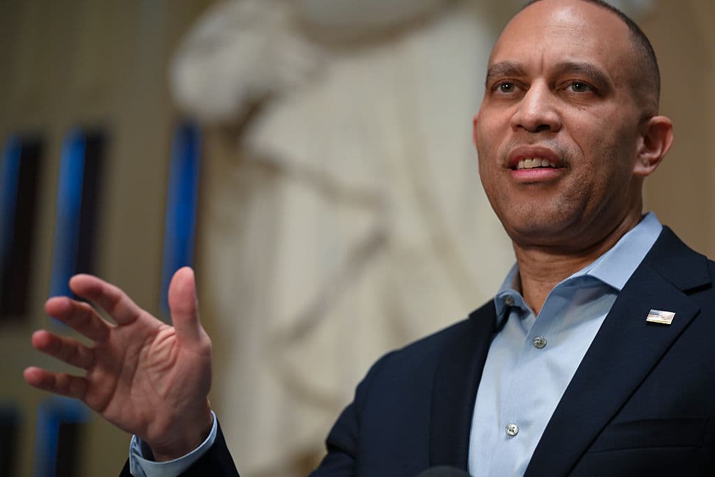 Jeffries Sidesteps Questions on Socialist NYC Mayor, Focuses on Trump and 2026 Elections