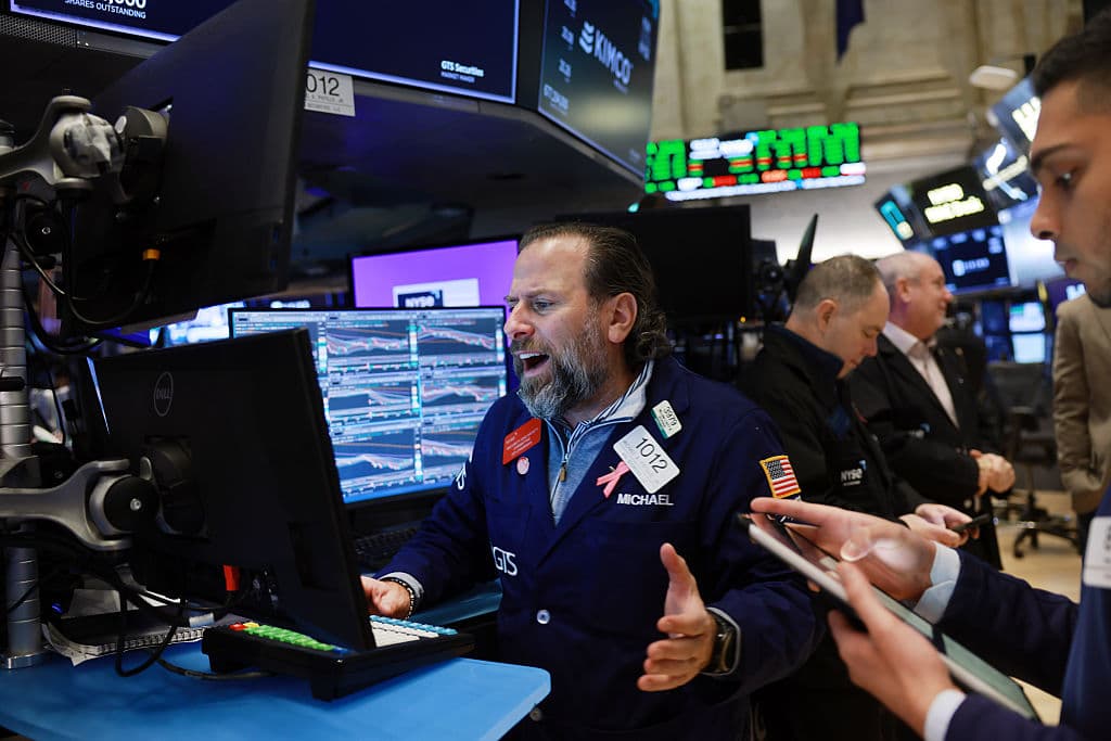 Markets Steady but Cautious as Investors Weigh Fed Signals and Volatile Tech Sector