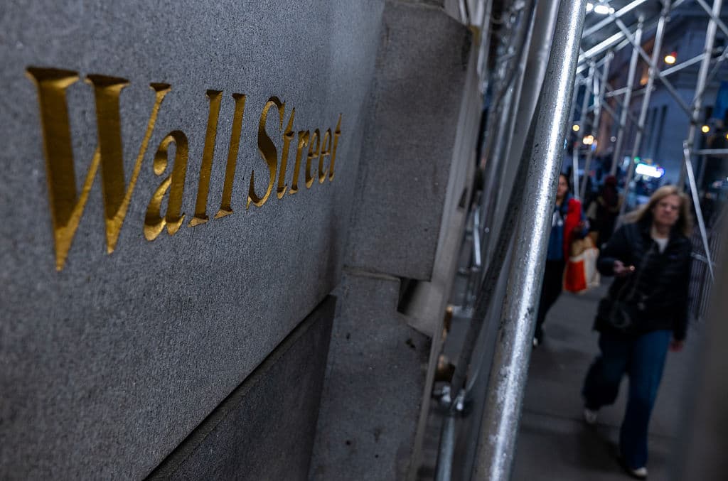 Wall Street Rises on Hints of Fed Rate Cuts Amid Mixed Corporate Earnings