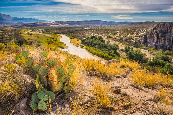 US Contractors’ Border Signs Spark Tension in Mexico