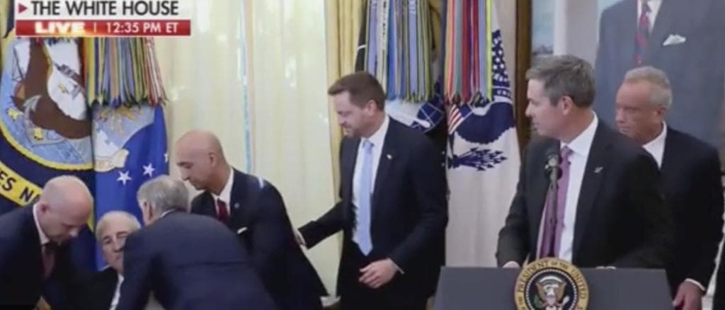 Pharma Exec Passes Out In Oval Office As Dr. Oz Rushes To His Aid