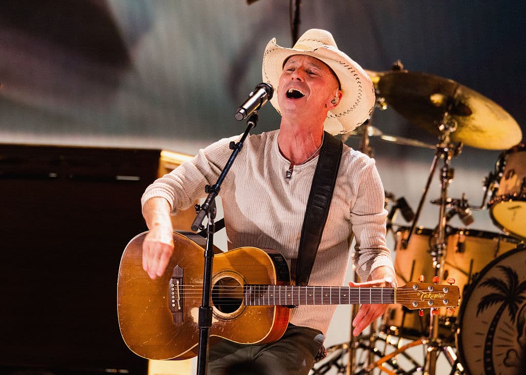 Kenny Chesney Recalls Moment He âSnappedâ And Punched A Fan On His Way To The Stage