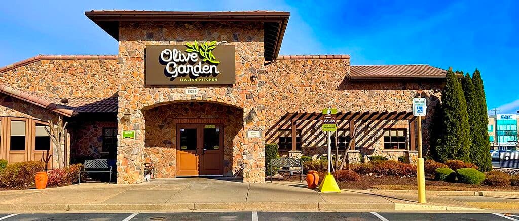 Olive Garden Cook Strips Naked, Plunges Head Into Deep Fryer In Ghastly Workplace Suicide