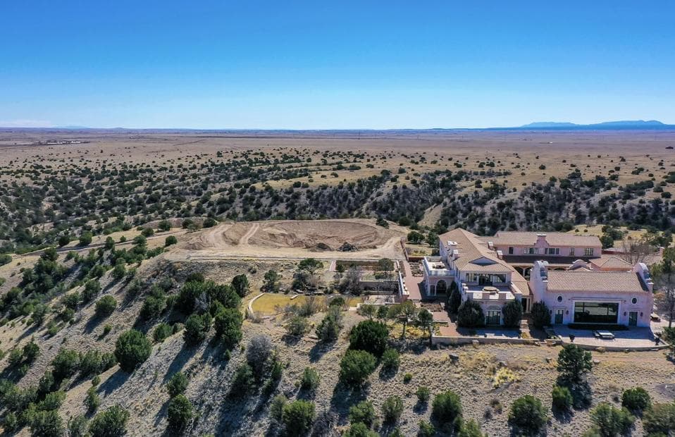 Investigators Raid Epsteinās Zorro Ranch In New Mexico