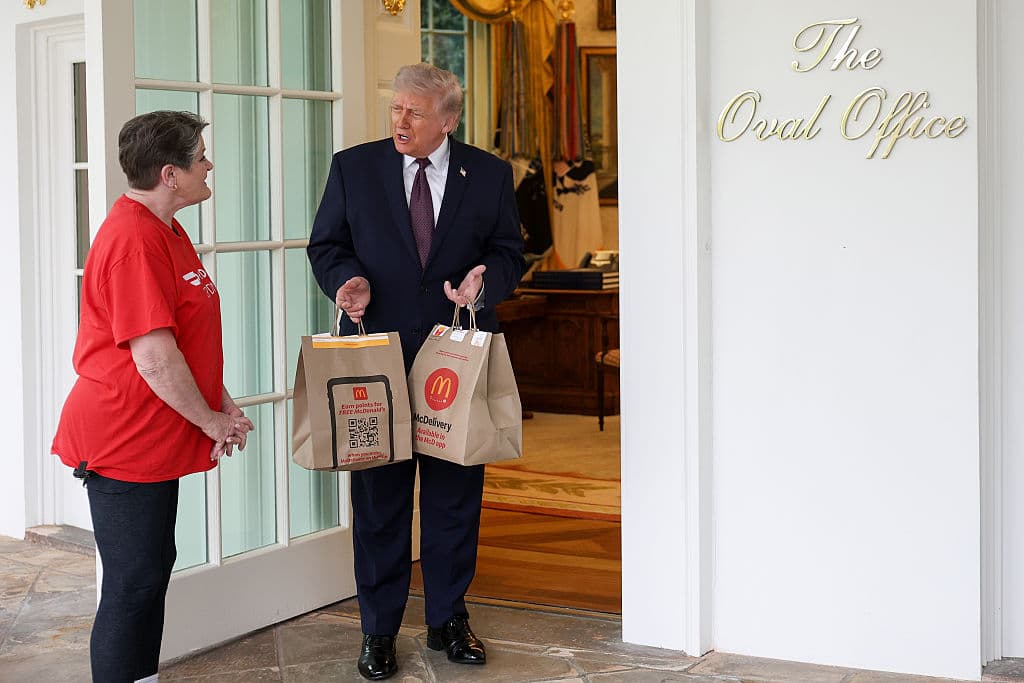 Trump Receives Door Dash Delivery: âThis Doesnât Look Stagedâ
