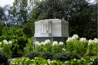 WH Abuzz About Melania Trump Beehive Expansion