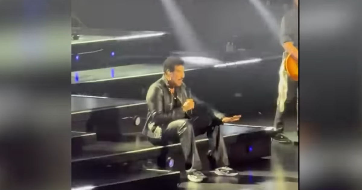 Lionel Richie Forced Off Stage During Opening Night Performance