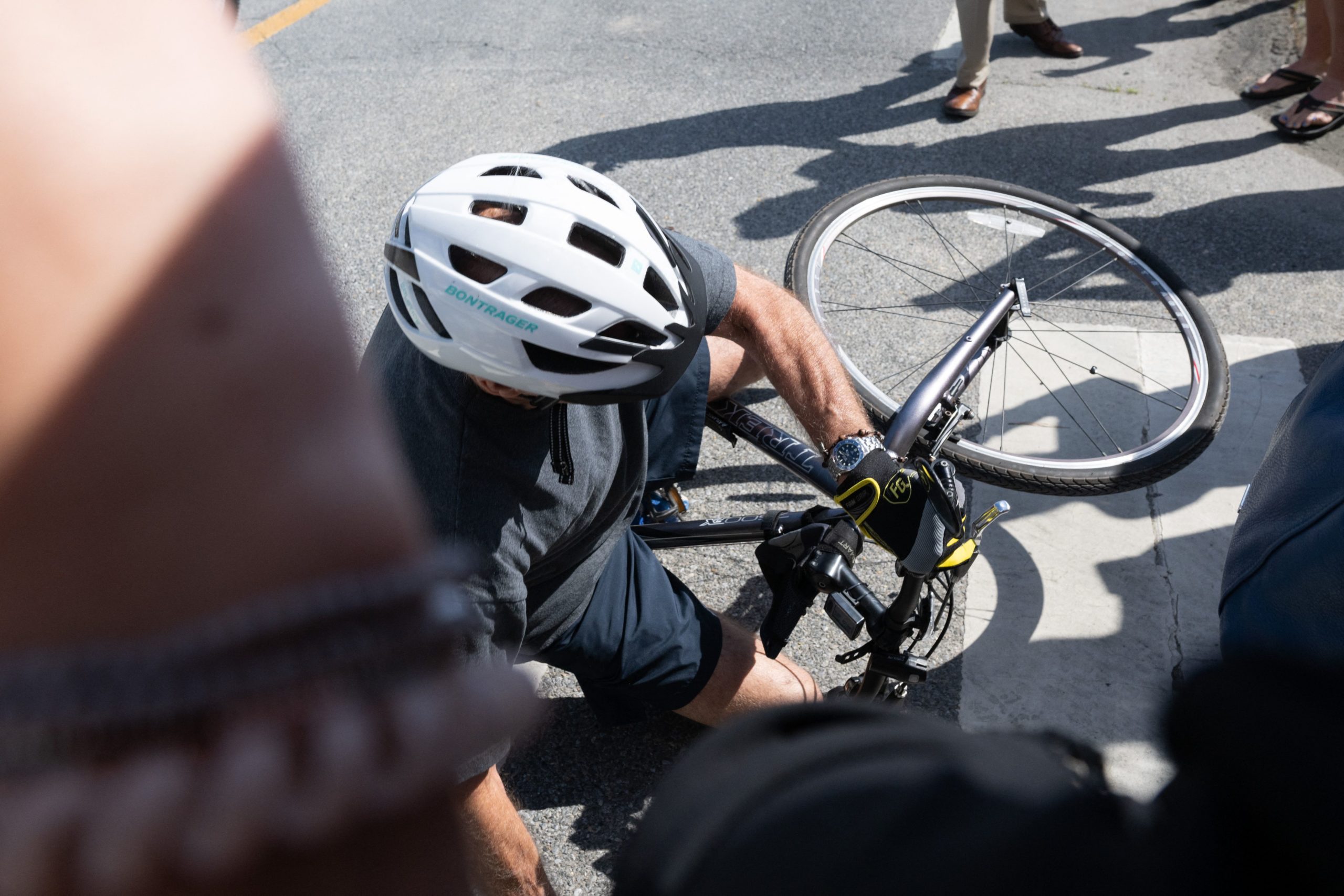 Видео с велосипедистом. Джо Байден на велосипеде. Джо Байден падает с велосипеда. Байден упал с велосипеда 2022.