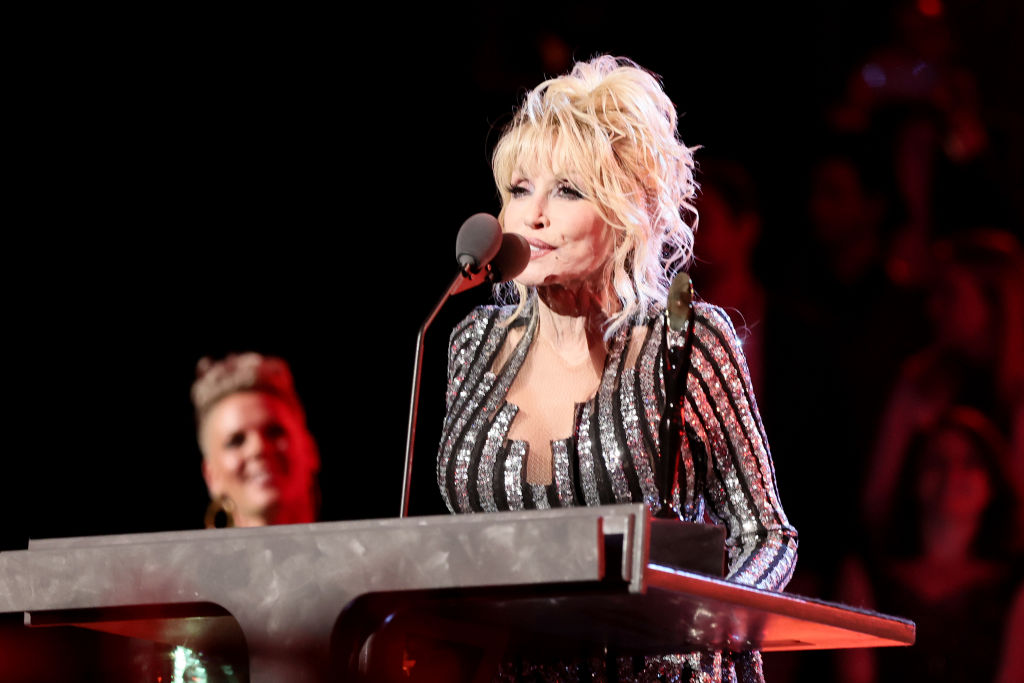 Dolly Parton Stops Mid-Song on Christmas Special to Deliver a Stunning ...