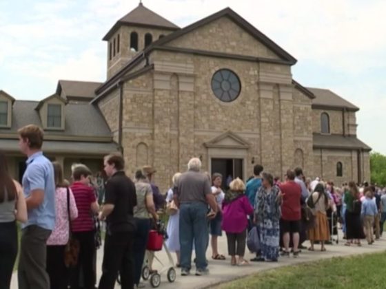 Pilgrims have flocked to an abbey in Gower, Missouri, after reports emerged that the body of a nun shows no signs of decay four years after her death.