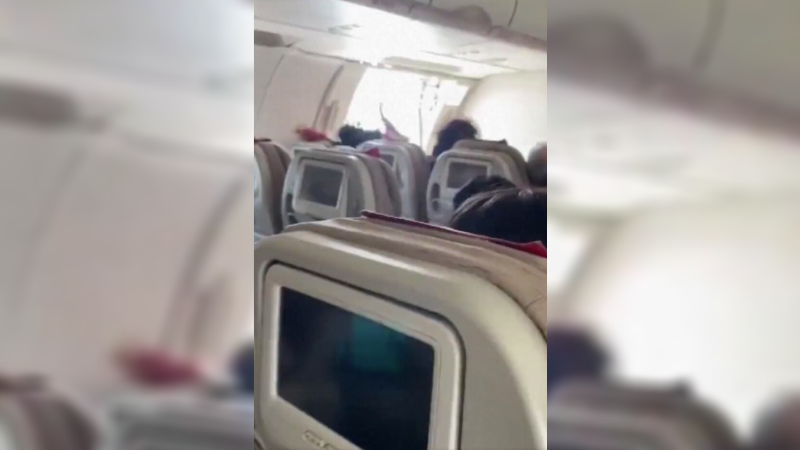 Video Captures Terrifying Moment After Passenger Opens Emergency Door ...