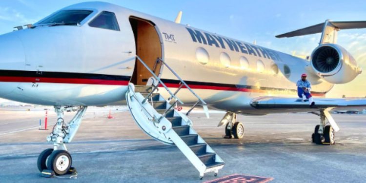 U.S. boxer Floyd Mayweather is sending his private jet, loaded with supplies, to Israel.