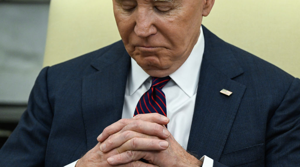 Camera Catches Biden’s Cheat Sheet for Meeting with Iraq PM, Shows Embarrassing Directions to Guide Him