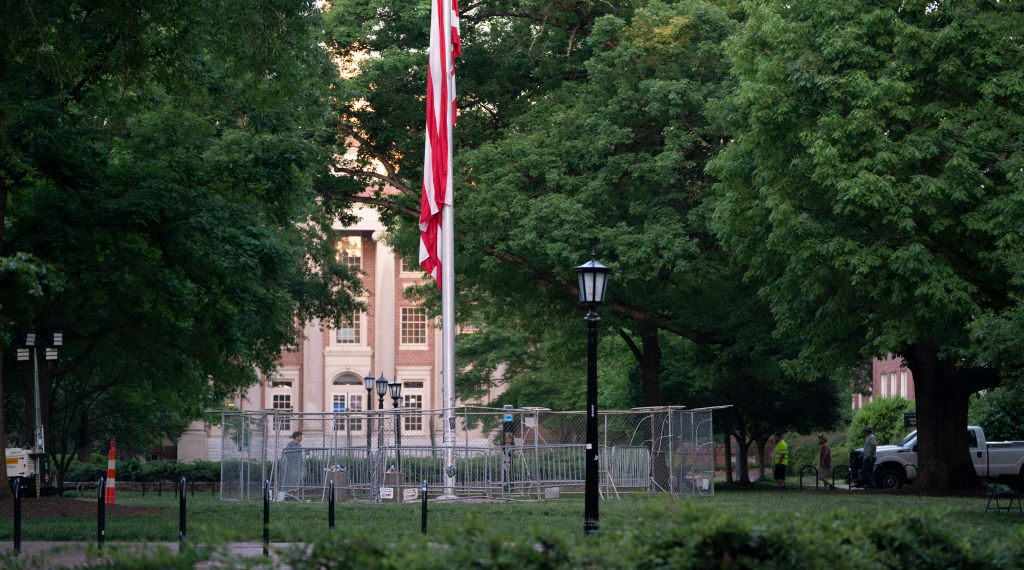 Photo of College Students ‘Protecting’ American Flag From Pro-Palestinian Protesters Goes Viral