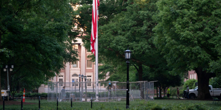 Photo of College Students ‘Protecting’ American Flag From Pro-Palestinian Protesters Goes Viral