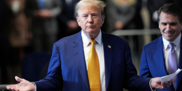 Trump Says Male Democratic Senator ‘Looks Pregnant,’ Targets His Weight in Latest Attack – Report