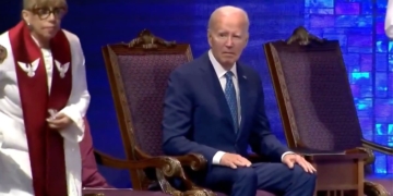 Biden Raises Eyebrows As He ‘Nervously Glances at Handlers’ After Church Congregation Is Told to Stand