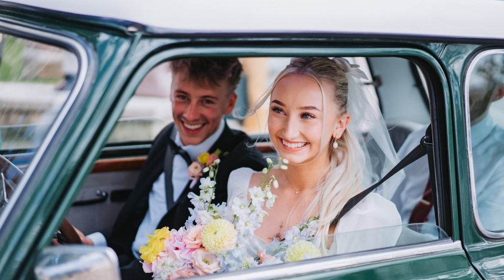 Savvy Couple’s Budget Wedding: Airbnb Venue, Domino’s Pizza, And Personal Touches‌
‌