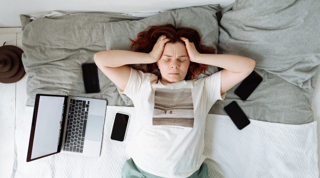 Study Warns Women Face Higher Risk Of ‘Digital Overload’ Due To ‘Double Burden’‌