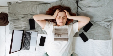 Study Warns Women Face Higher Risk Of ‘Digital Overload’ Due To ‘Double Burden’‌