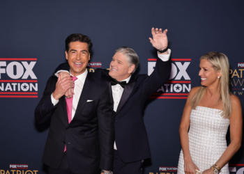Fox News’ Hannity Pops Question to Earhardt on Christmas 