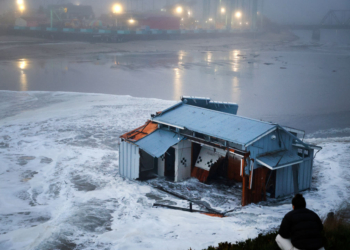 Santa Cruz pier collapses; Minor Injuries Reported