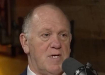 Tom Homan Tells Tucker Carlson He Had ‘Falling-Out’ With Alejandro Mayorkas Over Transgender ICE Policy