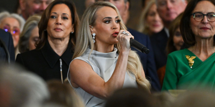 Carrie Underwood Overcomes Glitch, Sings A Capella