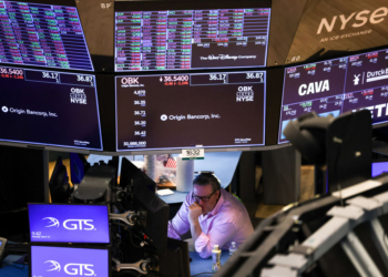 US Labor Market Appears to Hold Steady As Less Americans File Jobless Claims