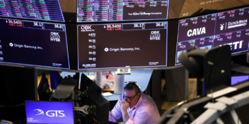 US Labor Market Appears to Hold Steady As Less Americans File Jobless Claims