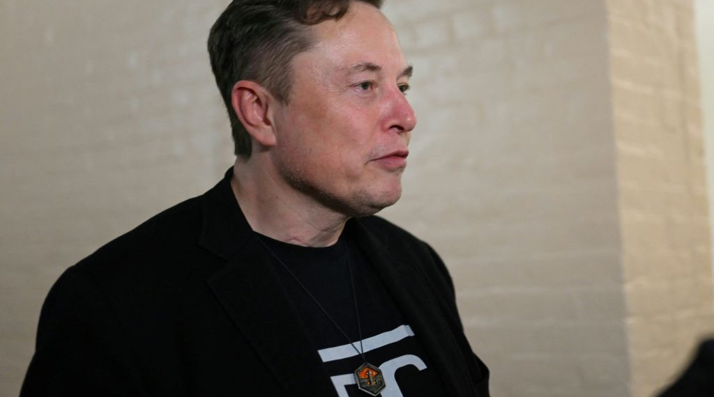 Musk Calls Trump Adviser Navarro ‘Dumber Than A Sack Of Bricks’