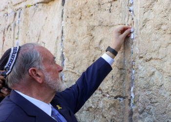 Huckabee Visits the Western Wall, Places ‘Prayer’ From Trump