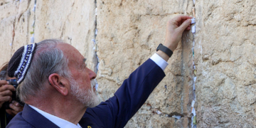 Huckabee Visits the Western Wall, Places ‘Prayer’ From Trump