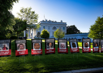 White House Displays Posters in Lawn to Highlight Illegal Immigration