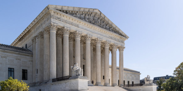 Trump Notches Supreme Court Win Over Venezuelan Deportation Protections