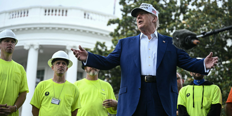 Video: Trump Installs Massive US Flag at White House
