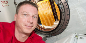 Astronaut Dem Moonwalks Into Chaotic Race Where GOP Sen Trails
