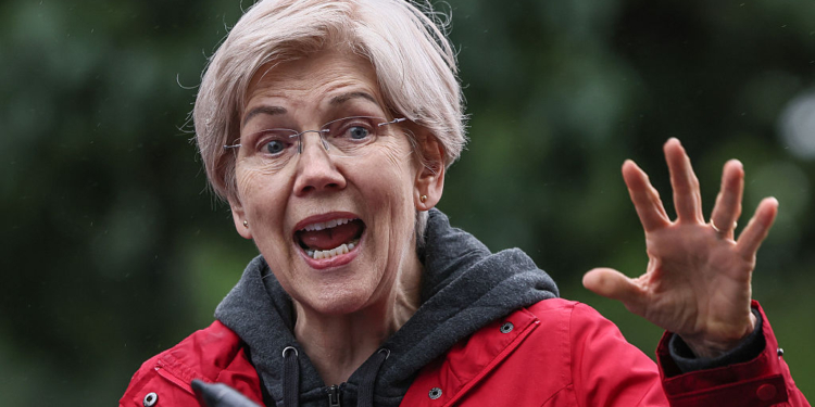 CNBC Hosts Mock Elizabeth Warren Over Economic Numbers