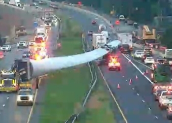 Windmill Turbine Blade Causes Traffic Jam on Interstate When It Breaks Loose