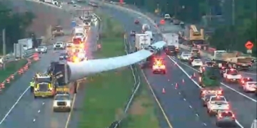 Windmill Turbine Blade Causes Traffic Jam on Interstate When It Breaks Loose