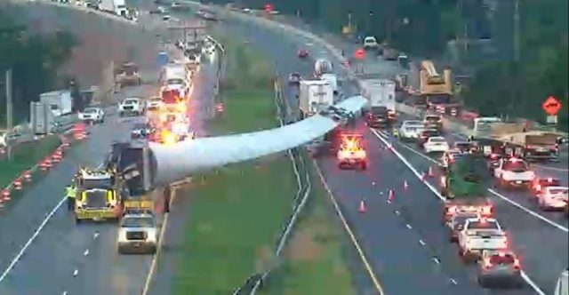 Windmill Turbine Blade Causes Traffic Jam on Interstate When It Breaks Loose