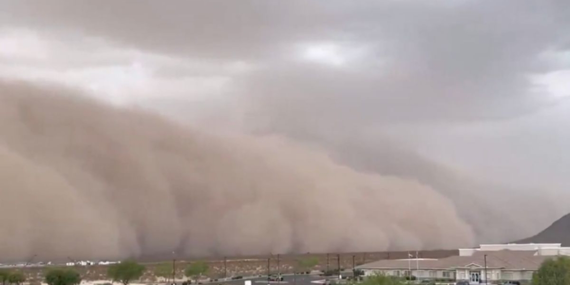 Massive Wall Of Dust Rolls Through Phoenix Causing Power Outages