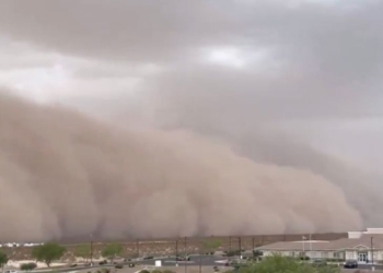Massive Wall Of Dust Rolls Through Phoenix Causing Power Outages